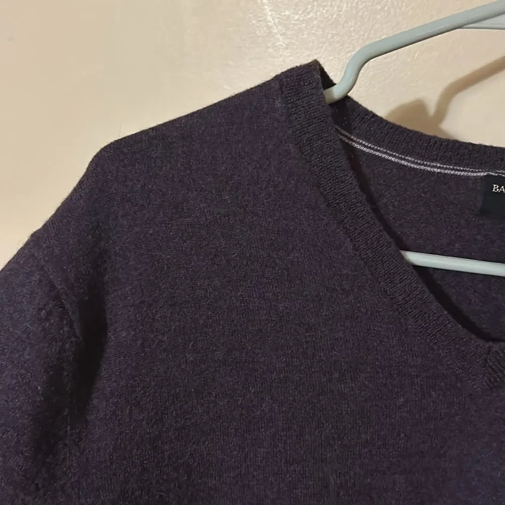 Banana Republic V Neck purple 100% merino wool Sweater size XL
